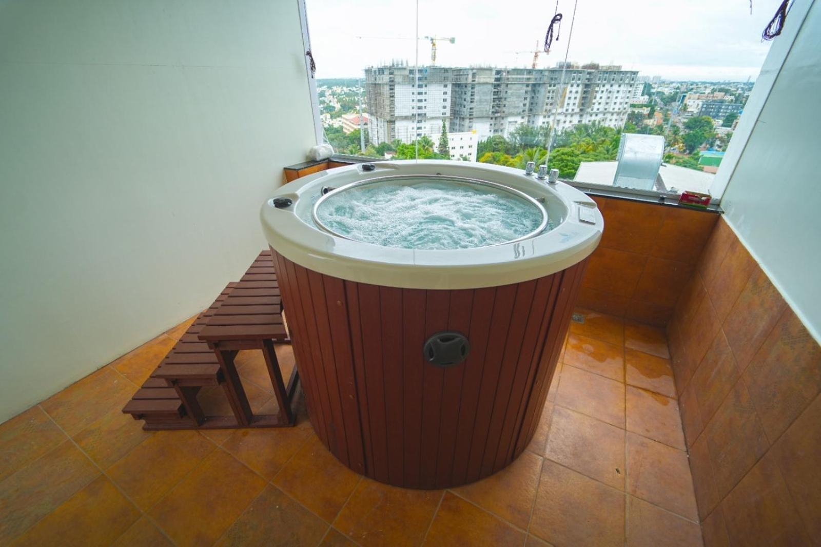 Highland Hotel Bangalore Exteriör bild